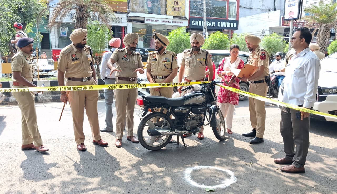 अमृतसर पुलिस की बड़ी कामयाबी: व्यापारी पर फायरिंग करने वाले 2 शूटर गिरफ्तार, भागने की कोशिश में एक जख्मी